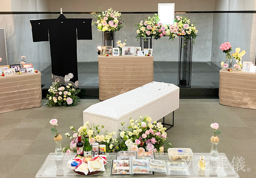花祭壇の写真　お母様の可愛らしさを色とりどりの花で表し、柔らかくふんわり包み込む優しい空間をイメージして