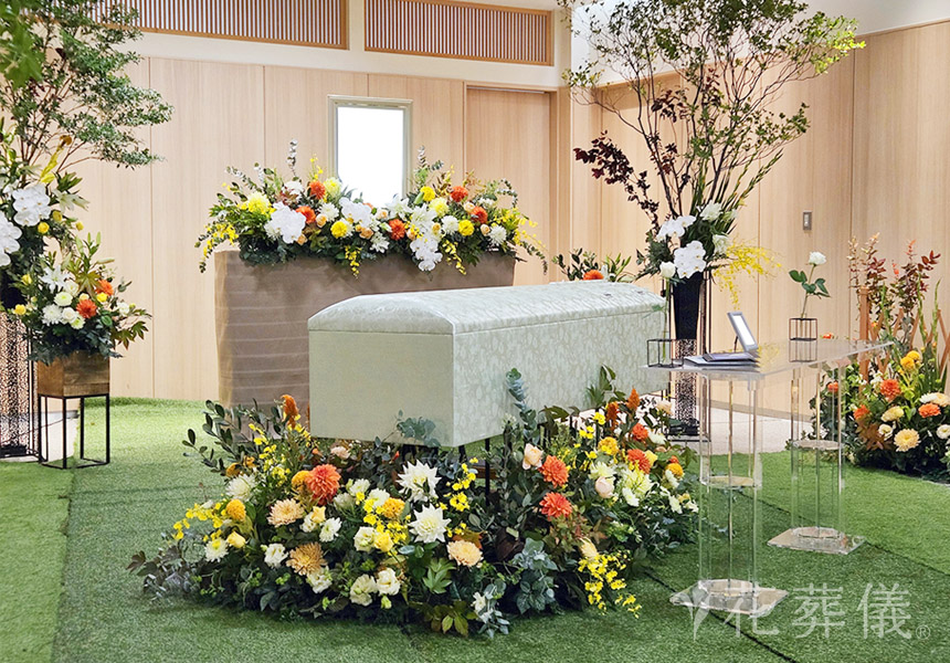 花祭壇の写真　たくさんの樹々を育ててこられた、好奇心旺盛で多趣味のご主人様らしい自然豊かな空間をイメージして
