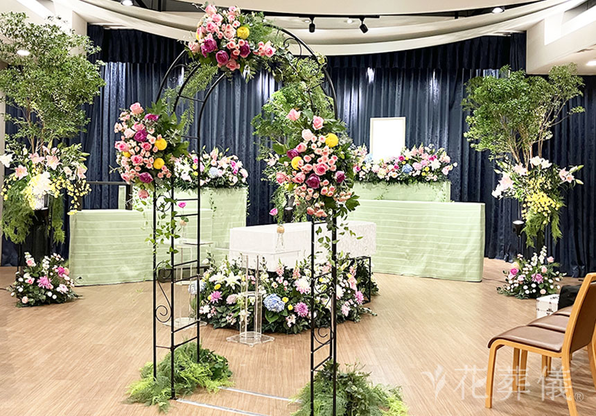 花葬儀の花祭壇　ご自宅のお庭と、お父様の優しさをピンク系で表現した世界でたったひとつの花祭壇