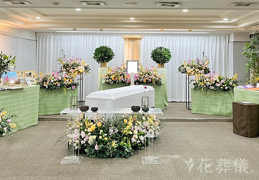花葬儀の花祭壇　優しい笑顔が印象的だったお母様をイメージしてつくった、温かく明るいお色味の世界でたったひとつの花祭壇