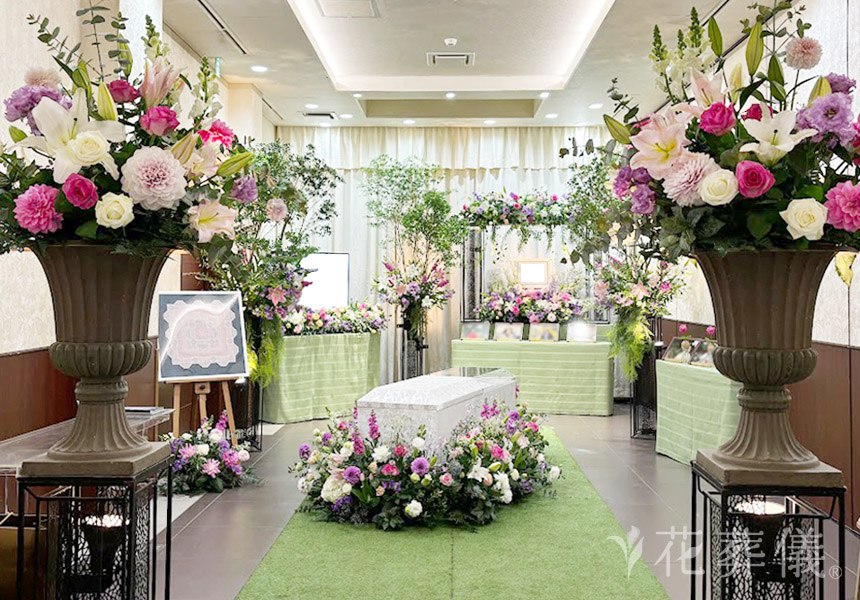 花葬儀の花祭壇　海外のお城の入り口のようにお花をあしらった世界でたったひとつの花祭壇