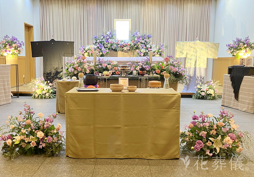 花葬儀の花祭壇　毎年たくさんの花が咲いてた、ご自宅の大きな藤の木の優しい色合いをイメージした花祭壇