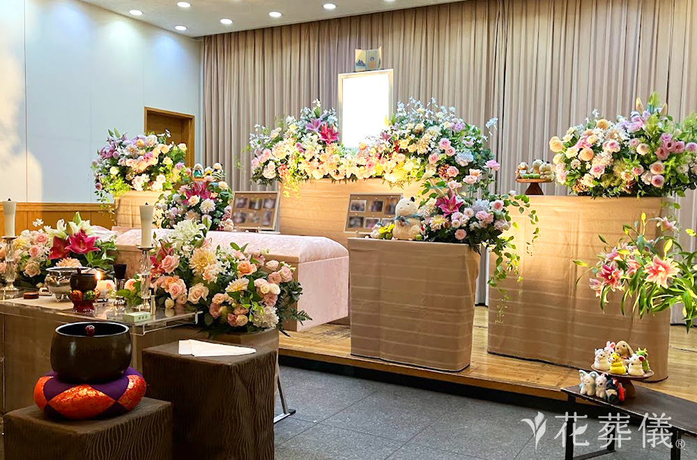 助六の日常に囲まれての花祭壇
