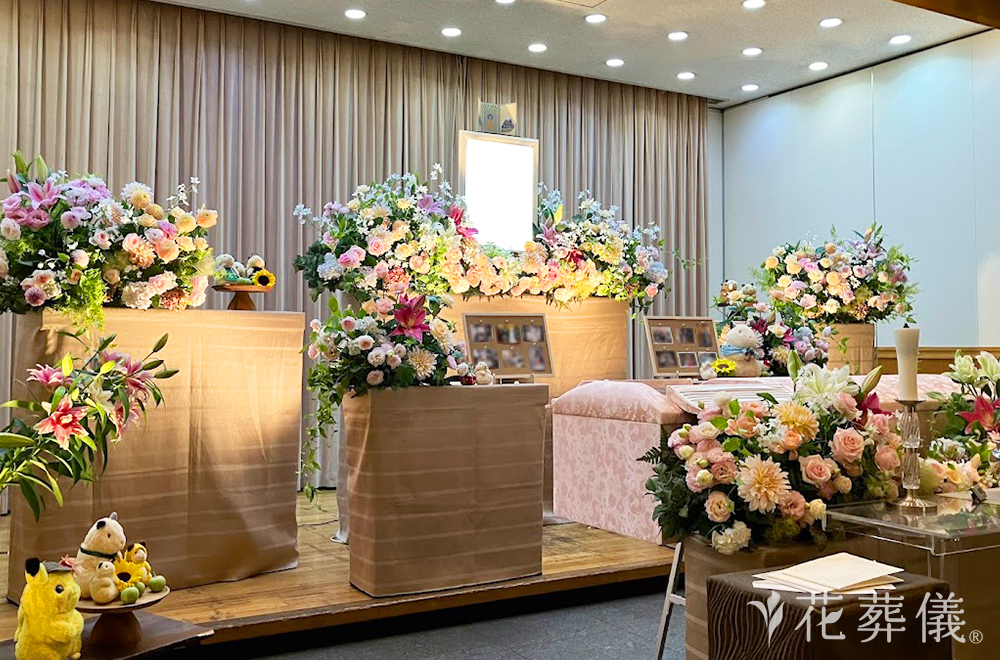 花葬儀の花祭壇 穏やかで明るいお人柄をイメージした世界でたったひとつの花祭壇