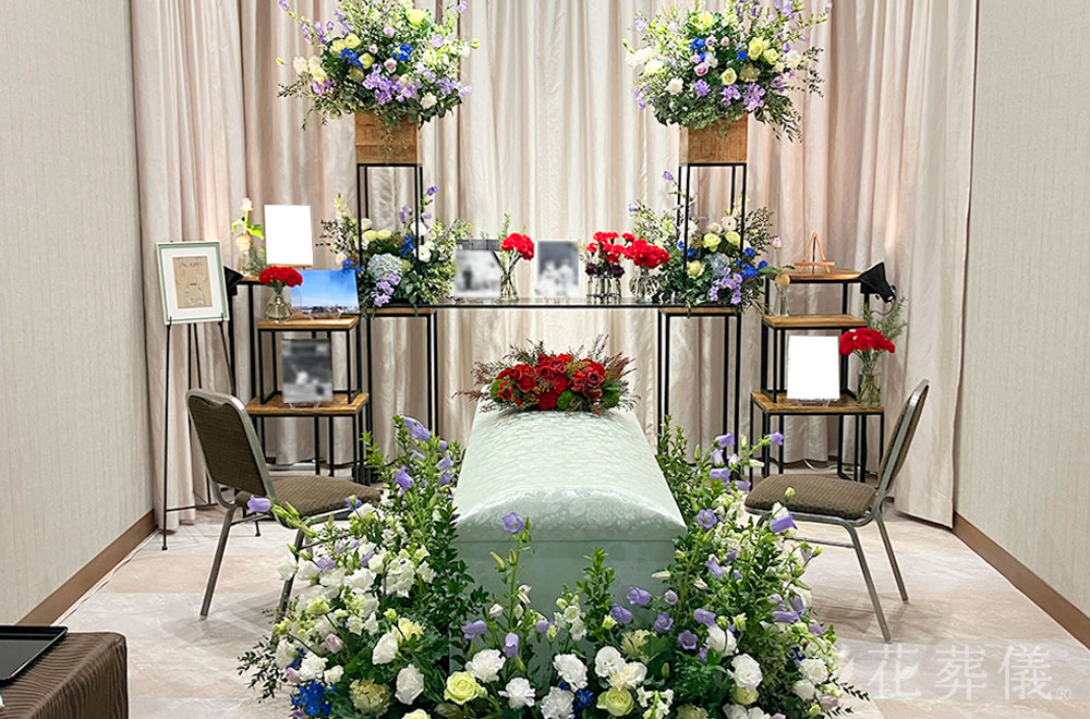 赤いカーネーションの花祭壇