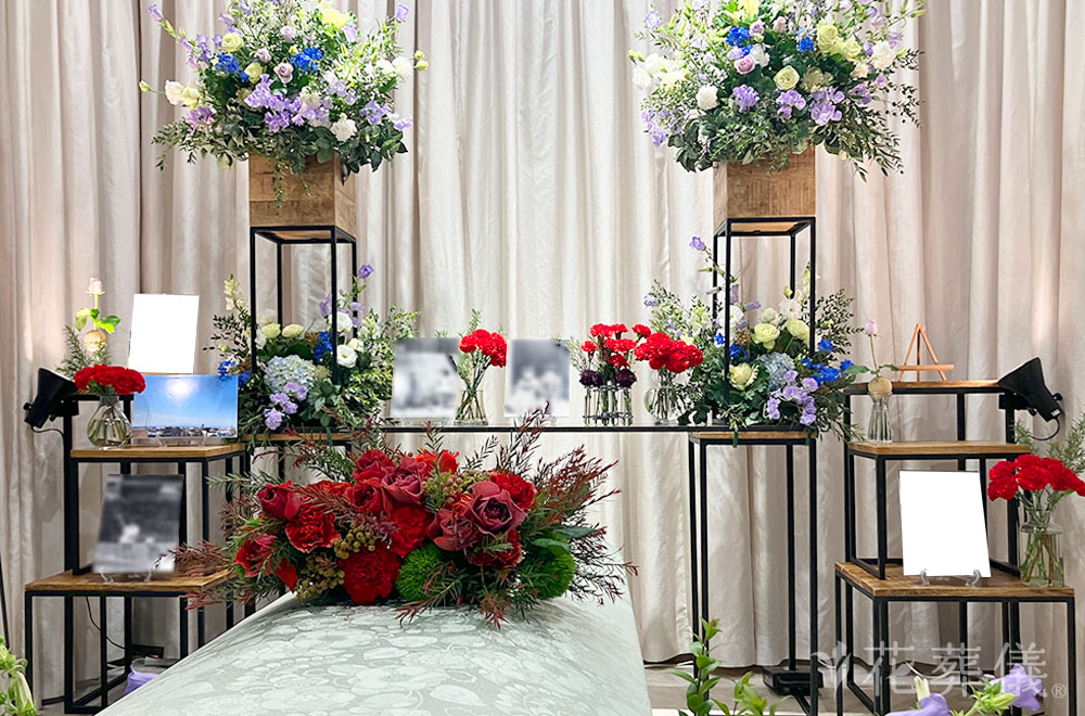赤いカーネーションの花祭壇