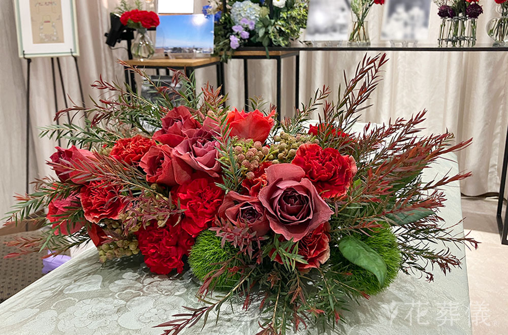 赤いカーネーションの花祭壇