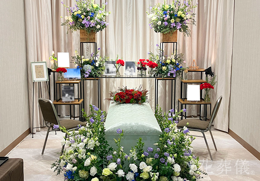 花葬儀の花祭壇　紫色とブルーがお好きだったお母様のためにつくった、在りし日にプレゼントした赤のカーネーションをポイントにデザインした世界でたったひとつの花祭壇
