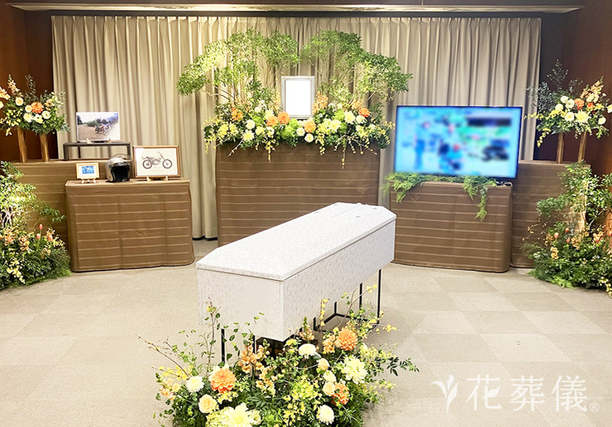 花祭壇の写真　いつものツーリングで出会ったであろう木々や花々の空間をイメージして