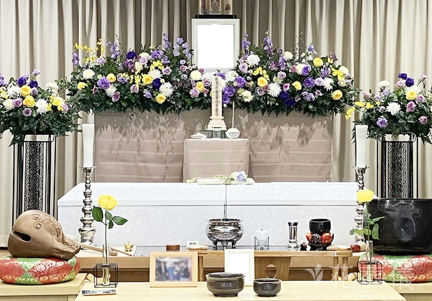 花祭壇ギャラリー　イエローのバラをポイントに、紫色と白、グリーンで上品に色合わせした祭壇