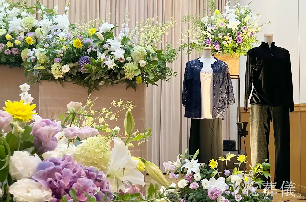 エレガントな空間の花祭壇
