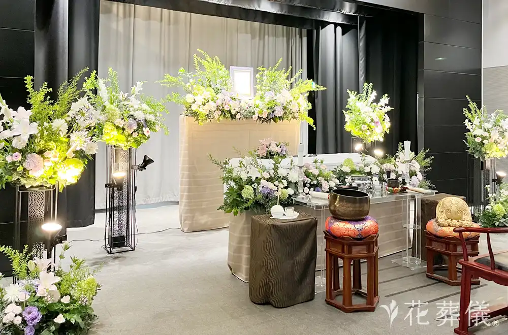 自由のかたちの花祭壇