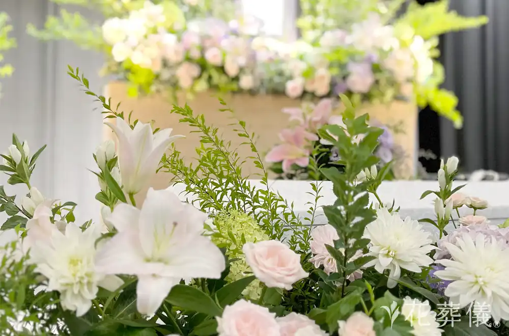 自由のかたちの花祭壇