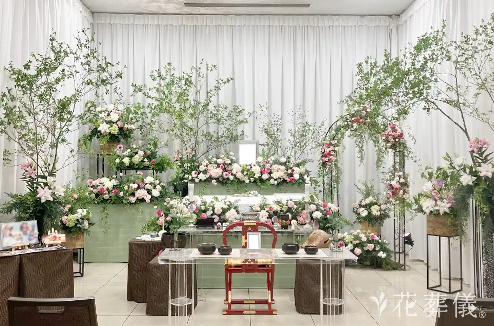 バラいっぱいの庭の花祭壇