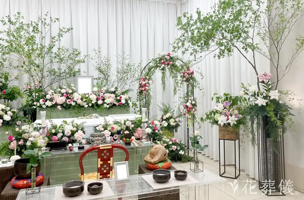 バラいっぱいの庭の花祭壇