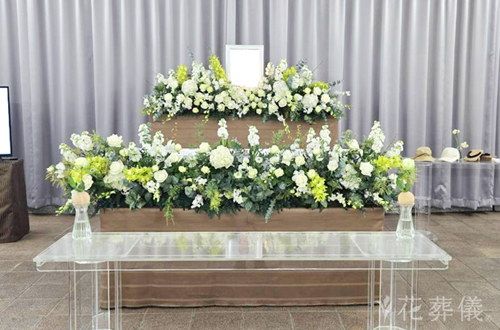 白グリーンでスマートに、ご愛用だった帽子や下駄もお飾りいたしました。の花祭壇