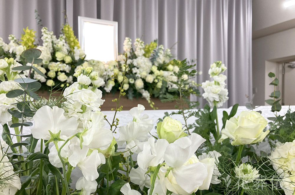 白グリーンでスマートに、ご愛用だった帽子や下駄もお飾りいたしました。の花祭壇