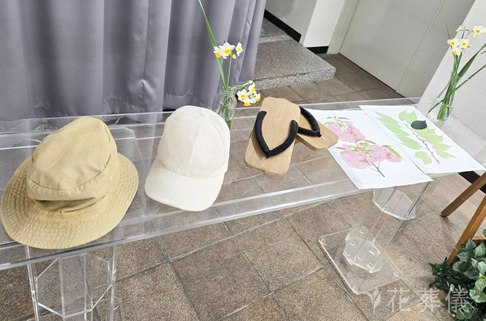 白グリーンでスマートに、ご愛用だった帽子や下駄もお飾りいたしました。の花祭壇