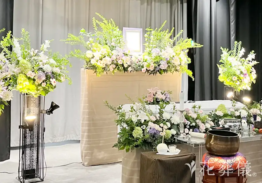 花祭壇ギャラリー　大胆にグリーンをあしらい、淡いピンクと紫のお花を使った祭壇