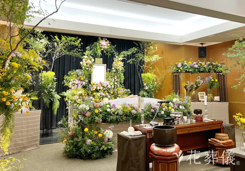 花祭壇の写真　夏らしいダイナミックなガーデン風の空間をイメージして