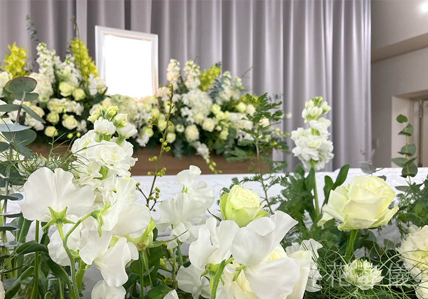 花祭壇ギャラリー　白グリーンでスマートに、ご愛用だった帽子や下駄もお飾りした祭壇