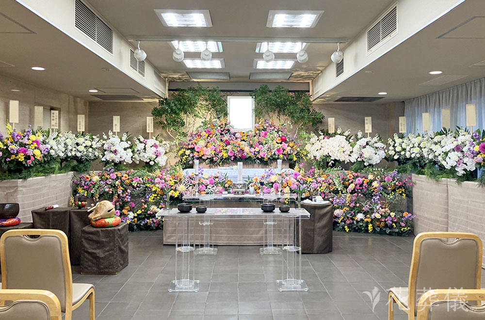 明るい愛をの花祭壇
