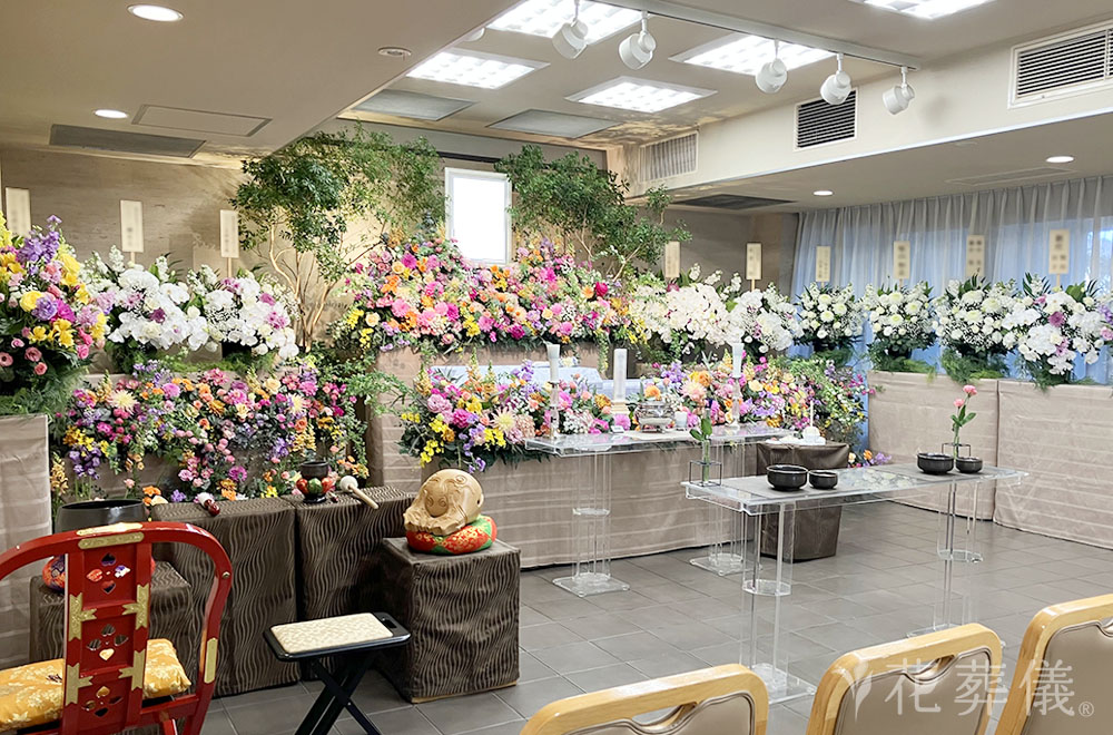 明るい愛をの花祭壇