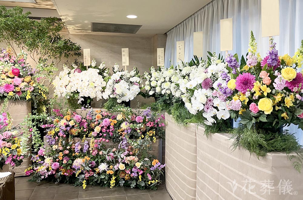 明るい愛をの花祭壇