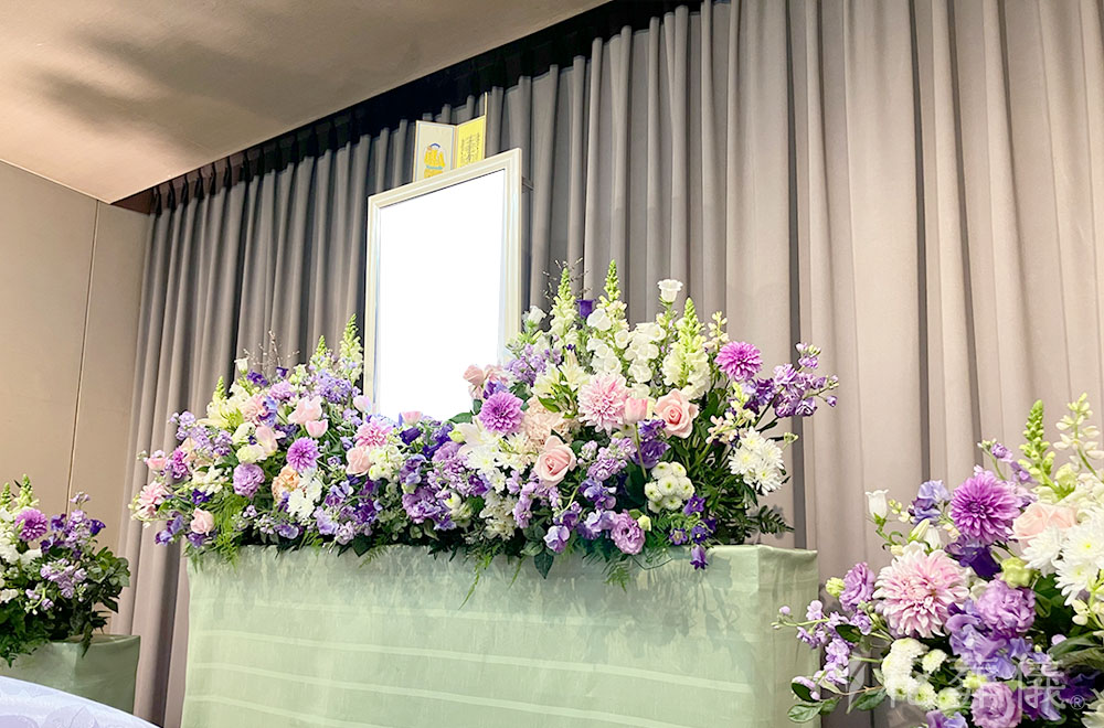 強く優しくの花祭壇