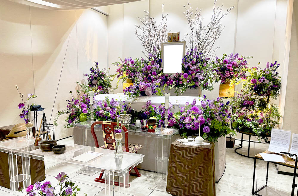 濃紫～こむらさきの祭壇の花祭壇