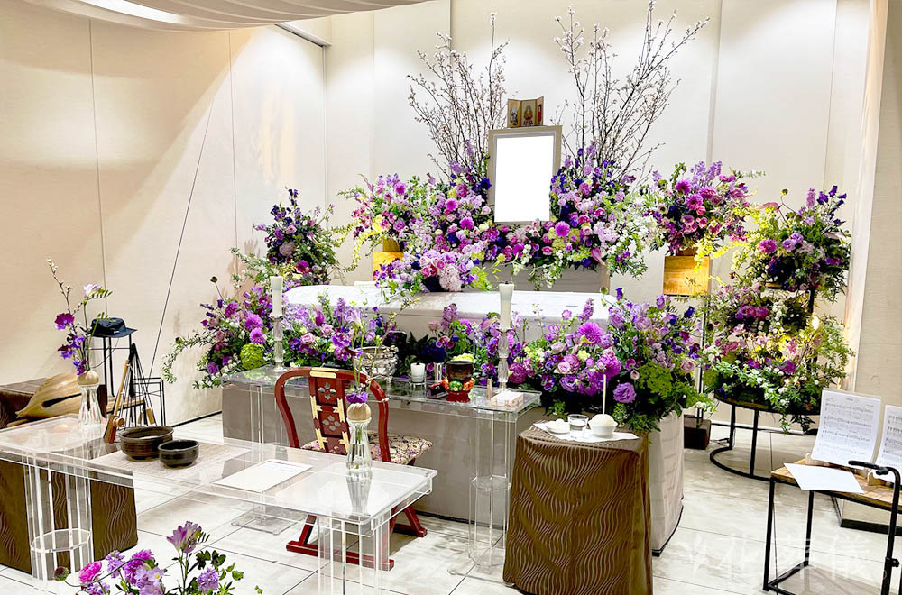 濃紫～こむらさきの祭壇の花祭壇