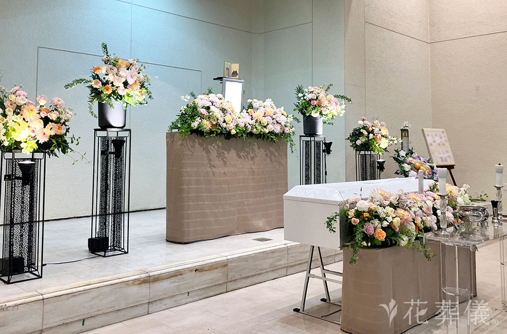 話の花が咲くの花祭壇