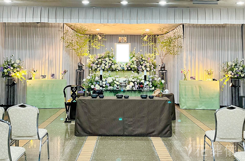 優しい自然の中での花祭壇