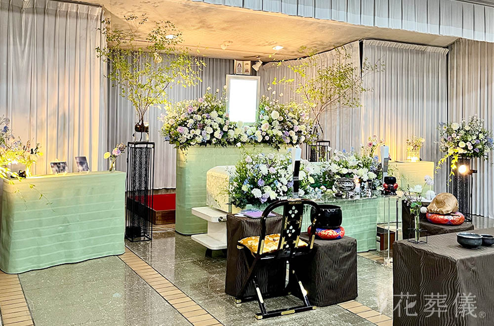 優しい自然の中での花祭壇