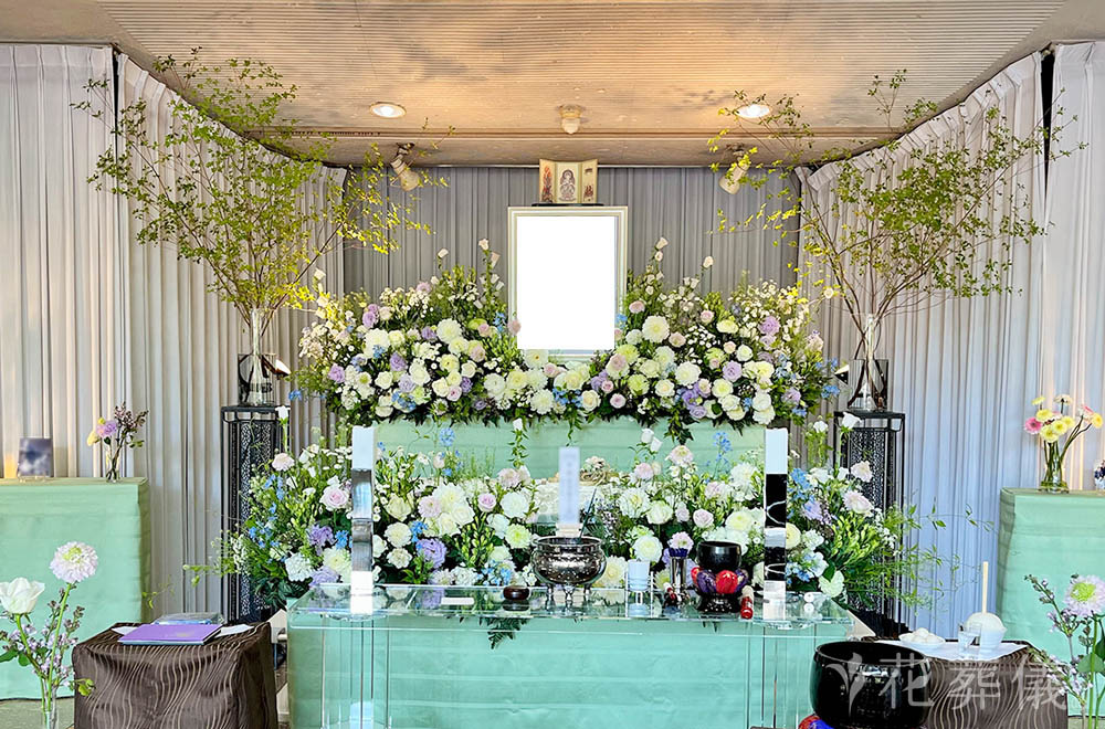 優しい自然の中での花祭壇