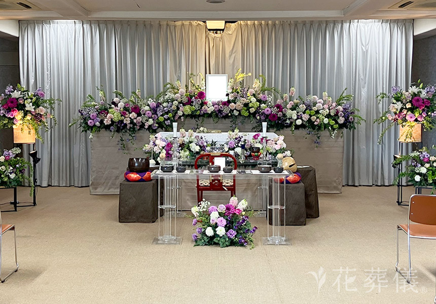 花の祭壇　優しく温厚、でも多趣味で社交的なお人柄を泡めの色味を中心にし、イメージカラーのボルドークレールのお花で表現した祭壇