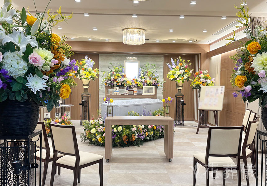 花葬儀の花祭壇　お父様への想いをこめてカラフルなお花でお飾りした世界でたったひとつの花祭壇