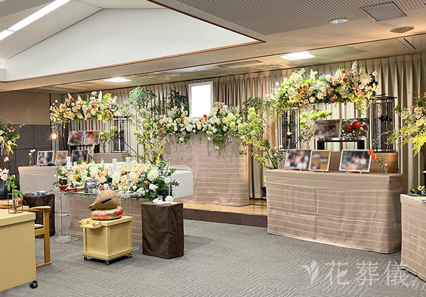 花葬儀の花祭壇　お父様をイメージした優しいオレンジカラーのお花とカーネーションで深い愛情を表現した世界でたったひとつの花祭壇