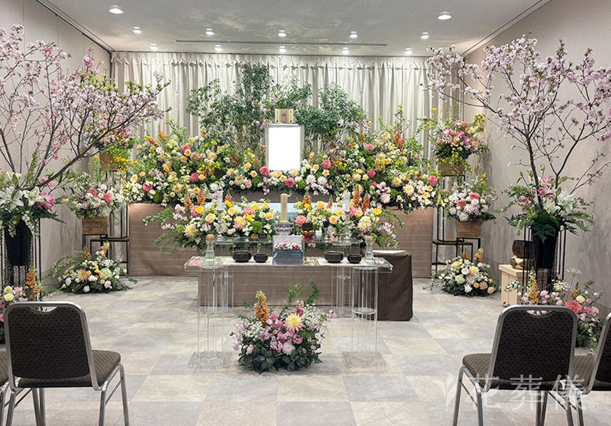 花の祭壇　姫路城に咲く桜をイメージした明るく華やかな祭壇