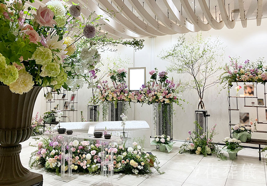 花葬儀の花祭壇　花言葉「永遠の愛」をテーマにご主人様のためにつくった世界でたったひとつの花祭壇