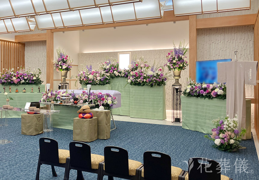 花祭壇の写真　お好きだった紫に合わせて落ち着いたお色味の花祭壇