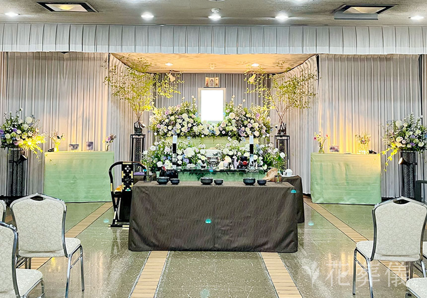 花祭壇ギャラリー　アイボリー系のお花に野花をお入れした自然を感じられる祭壇