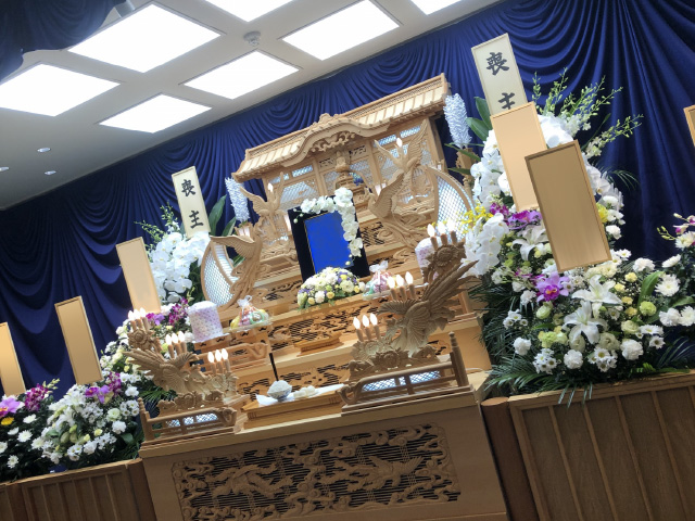 花祭壇と白木祭壇の特徴