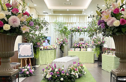 花や植物が好きだった奥様にふさわしい美しい祭壇