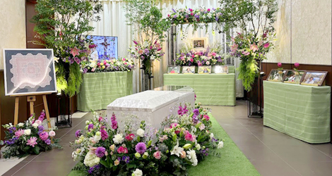 花や植物が好きだった奥様にふさわしい美しい祭壇