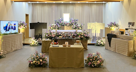 家族の思い出がたくさん詰まった藤の花を再現した祭壇