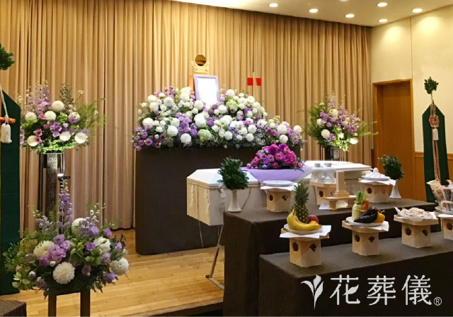お好きだったダリアを主役にした華やかな祭壇