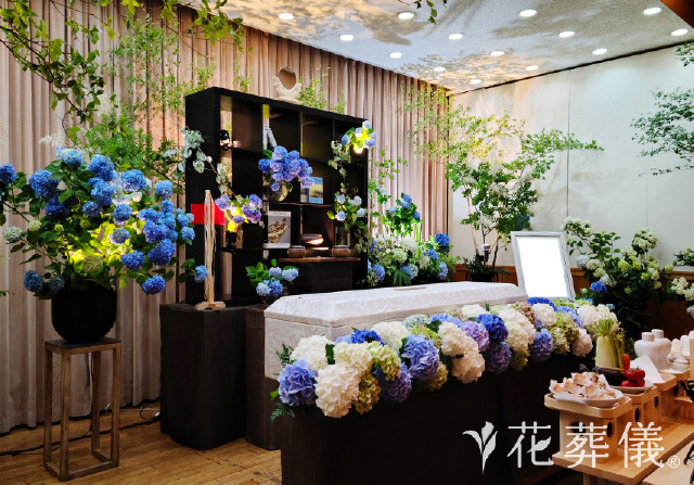 祭壇名：朝の光、紫陽花の青