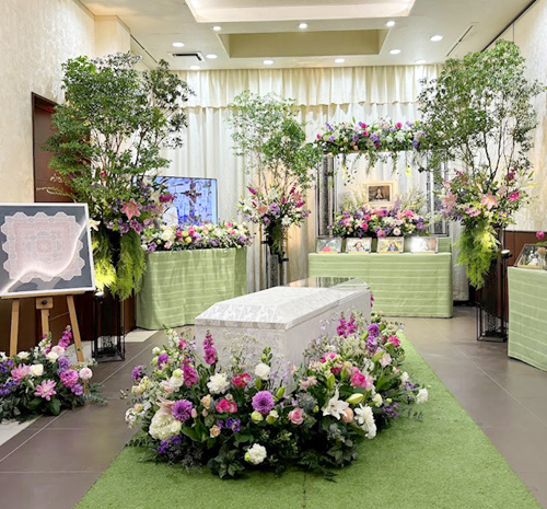 花や植物が好きだった奥様にふさわしい美しい祭壇