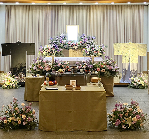 家族の思い出がたくさん詰まった藤の花を再現した祭壇